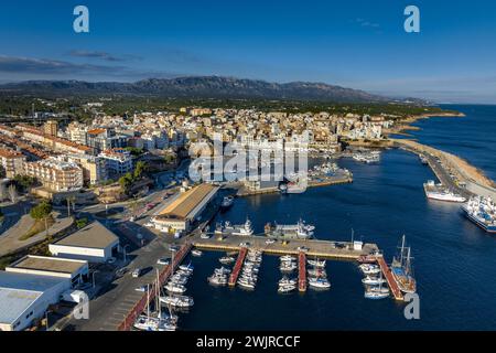 Vista aerea della città di l'Ametlla de Mar sulla costa della Costa Daurada (Tarragona, Catalogna, Spagna). In più: Vista aérea del pueblo de l'Ametlla de Mar Foto Stock