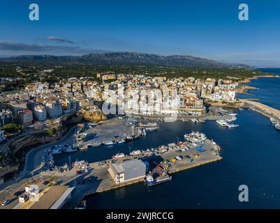 Vista aerea della città di l'Ametlla de Mar sulla costa della Costa Daurada (Tarragona, Catalogna, Spagna). In più: Vista aérea del pueblo de l'Ametlla de Mar Foto Stock