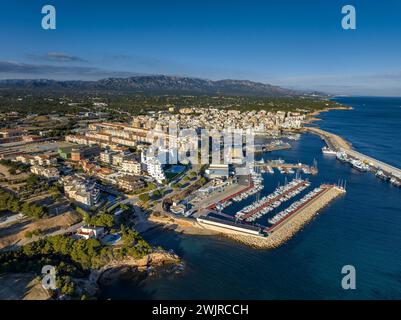 Vista aerea della città di l'Ametlla de Mar sulla costa della Costa Daurada (Tarragona, Catalogna, Spagna). In più: Vista aérea del pueblo de l'Ametlla de Mar Foto Stock