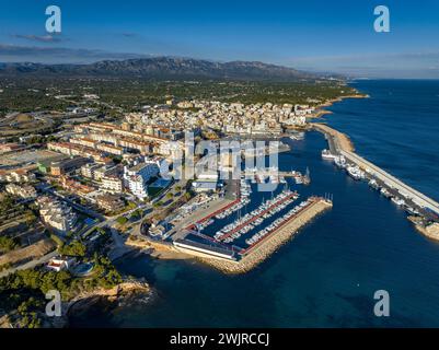 Vista aerea della città di l'Ametlla de Mar sulla costa della Costa Daurada (Tarragona, Catalogna, Spagna). In più: Vista aérea del pueblo de l'Ametlla de Mar Foto Stock