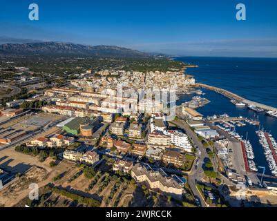 Vista aerea della città di l'Ametlla de Mar sulla costa della Costa Daurada (Tarragona, Catalogna, Spagna). In più: Vista aérea del pueblo de l'Ametlla de Mar Foto Stock