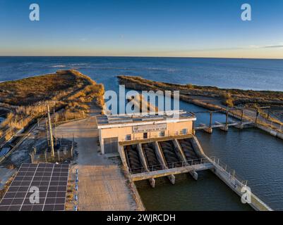 Stazione di drenaggio della Séquia de l'Ala (acequia) al tramonto nel Delta dell'Ebro (Tarragona, Catalogna, Spagna) ESP Estación de desagüe al Delta de Ebro Foto Stock