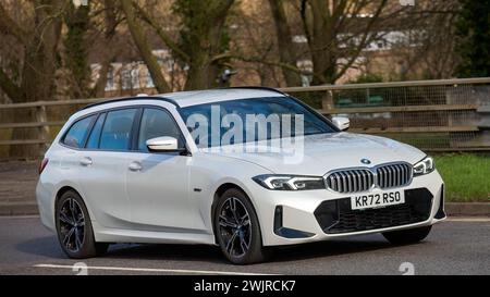 Milton Keynes, UK-16 febbraio 2024: 2022 auto elettrica ibrida bianca BMW 330E M SPORT che guida su una strada inglese Foto Stock