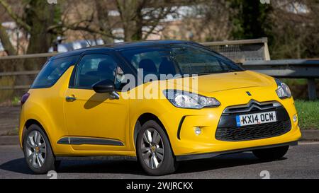 Milton Keynes, UK-16 febbraio 2024: 2014 auto CITROEN DS3 gialla che guida su una strada inglese Foto Stock