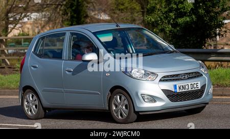 Milton Keynes, Regno Unito - 16 febbraio 2024: 2013 Silver Hyundai i10 che guida su una strada inglese Foto Stock