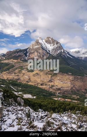 Grandi blocchi di roccia nella valle delle Saldes vicino a Tossal de Maçaners e Pedraforca cime (Alt Berguedà, Catalogna, Spagna, Pirenei) Foto Stock