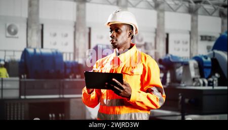 African Engineer Man Checking Industrial Facility. Ispezione OSHA Foto Stock