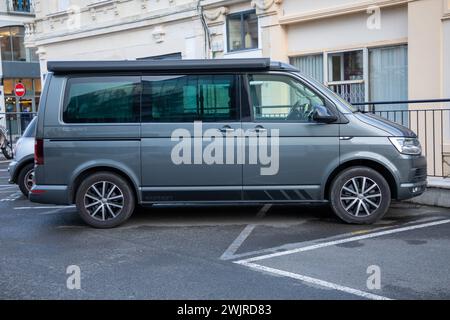 Bordeaux , Francia - 02 12 2024 : vw Ocean volkswagen camper Van Bulli parcheggiato camper in città Foto Stock