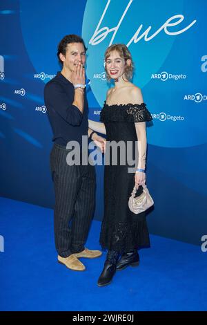 Tim Oliver Schultz und Lia von Blarer - ARD Blue Hour Party im Rahmen der 74. Berlinale im Hotel Telegraphenamt a Berlino ore 17.02.2024. ARD Blue Hour 2024 *** Tim Oliver Schultz e Lia von Blarer ARD Blue Hour Party come parte del 74 Berlinale presso l'Hotel Telegraphenamt di Berlino il 17 02 2024 ARD Blue Hour 2024 Foto Stock