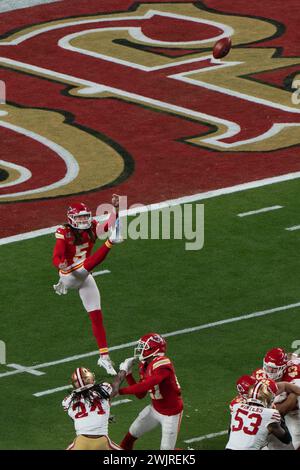 11 febbraio 2024; Las Vegas, Nevada, Stati Uniti; il punter dei Kansas City Chiefs Tommy Townsend (5) calciò la palla durante il secondo quarto contro i San Francisco 49ers all'Allegiant Stadium durante il Super Bowl LVIII. credito obbligatorio: Stan Szeto - Image of Sport Foto Stock