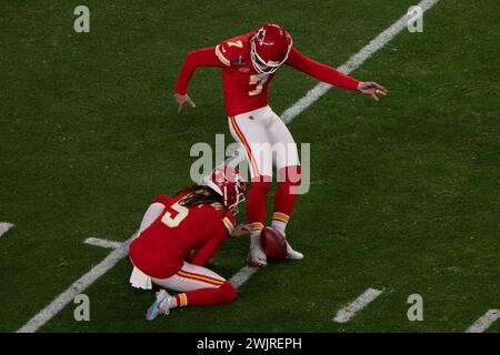 11 febbraio 2024; Las Vegas, Nevada, Stati Uniti; il kicker dei Kansas City Chiefs Harrison Butker (7) calcia la palla dal punter Tommy Townsend (5) durante il quarto periodo contro i San Francisco 49ers all'Allegiant Stadium durante il Super Bowl LVIII. credito obbligatorio: Stan Szeto - immagine dello sport Foto Stock