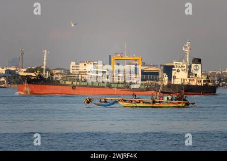 SAMUT PRAKAN, THAILANDIA, 15 dicembre 2023, la petroliera THAPANEE 9 naviga lungo la costa Foto Stock