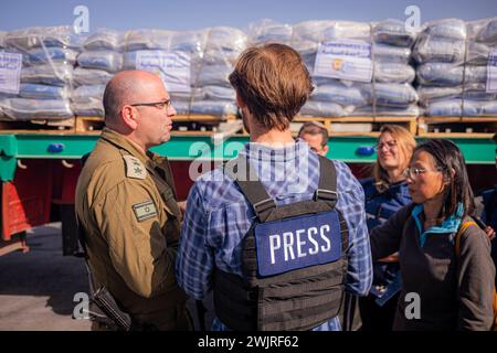 I giornalisti al confine tra Israele e Gaza documentano gli aiuti umanitari Foto Stock