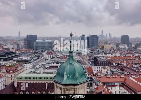 Una vista aerea del paesaggio urbano di Vienna, Austria, in una giornata nuvolosa Foto Stock