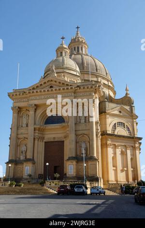 La chiesa parrocchiale neoclassica dell'assunzione della Beata Vergine Maria in cielo fu costruita tra il 1912 e il 1946 - Mgarr, Malta Foto Stock