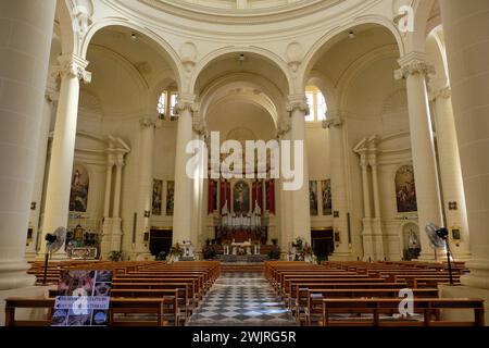 La chiesa parrocchiale neoclassica dell'assunzione della Beata Vergine Maria in cielo fu costruita tra il 1912 e il 1946 - Mgarr, Malta Foto Stock