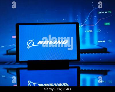 Germania. 17 febbraio 2024. In questa illustrazione fotografica, il logo della Boeing Company visualizzato su un tablet. (Foto di Igor Golovniov/SOPA Images/Sipa USA) *** esclusivamente a scopo editoriale *** credito: SIPA USA/Alamy Live News Foto Stock