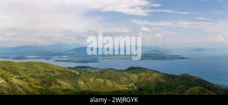 Panorama delle coste greche e albanesi dal monte Pantokrator, Grecia Foto Stock