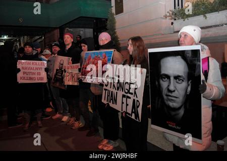 I manifestanti hanno cartelli che esprimono le loro opinioni di Alexei Navalny e Vladimir Putin durante una veglia per Navalny. La veglia ebbe luogo fuori dal Consolato generale della Federazione Russa nel quartiere di Manhattan a New York. Secondo un rapporto del servizio carcerario russo, Alexei Navalny, ex avvocato e critico di Vladimir Putin, è morto in prigione in una colonia penale russa a nord del circolo polare artico. Il presidente degli Stati Uniti Joe Biden ha incolpato Putin per la morte di Navalny. Navalny stava scontando una pena detentiva combinata di oltre 30 anni. Foto Stock