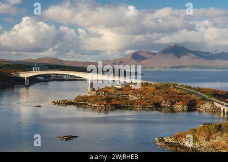 Lo Skye Bridge, che collega Skye alla terraferma tra Kyle of Lochalsh e Kyleakin, Scozia Foto Stock