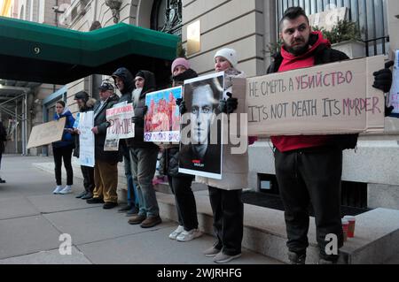 I manifestanti hanno cartelli che esprimono le loro opinioni di Alexei Navalny e Vladimir Putin durante una veglia per Navalny. La veglia ebbe luogo fuori dal Consolato generale della Federazione Russa nel quartiere di Manhattan a New York. Secondo un rapporto del servizio carcerario russo, Alexei Navalny, ex avvocato e critico di Vladimir Putin, è morto in prigione in una colonia penale russa a nord del circolo polare artico. Il presidente degli Stati Uniti Joe Biden ha incolpato Putin per la morte di Navalny. Navalny stava scontando una pena detentiva combinata di oltre 30 anni. (Foto di Jimin Kim/SOPA Images/Sipa USA) Foto Stock