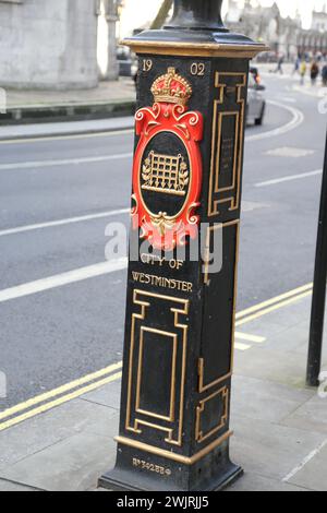 Marcatore di confine per la città di Westminster con il vecchio stemma storico del 1902 sullo Strand fuori dalla Royal Courts of Justice, Londra, Regno Unito Foto Stock