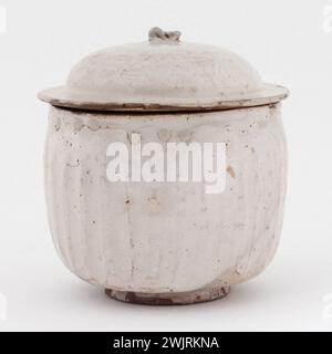 Recipiente e coperchio '. Arenaria bianca, scivolare sotto il coperchio trasparente. Cina settentrionale, Cizhou. Parigi, Museo Cernuschi. Arte asiatica, arte cinese, ciotola, ceramica cinese, cizhou, contenitore, coperchio, contenitore, terracotta Foto Stock