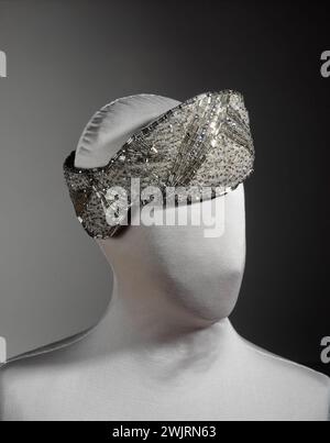 ELISA Lauth. Banner. Perle d'argento, tubetto d'argento, strass, tulle d'argento, nastro lamé sul bordo, elastico, circa 1925. Galliera, museo della moda della città di Parigi. Accessorio, argento, striscione, elastico, sul bordo, femminile, modello femminile, perla, nastro a lama, strass, tubo, tulle Foto Stock