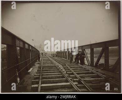 Costruzione della ferrovia metropolitana municipale: Materiale stradale, viadotto passante. Parigi (15° arr.). "Line 2 South 28 luglio 1905 / Passy Viaduct / Way Equipment". 1905-07-28. Fotografia anonima. 1905-07-28. Parigi, museo Carnavalet. 123881-26 Foto Stock