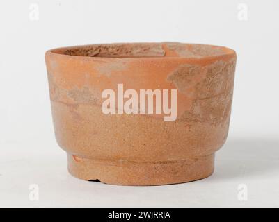 Gobelet. Terracotta rossa ricoperta di Céladon. Cina, sei dinastie (311-589). Parigi, museo Cernuschi. Arte cinese, ceramica cinese, contenente, dinastia Time Six, calice, contenitore, terracotta Foto Stock