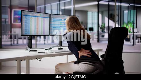 Donna con mal di schiena. Posizione ufficio errata Foto Stock