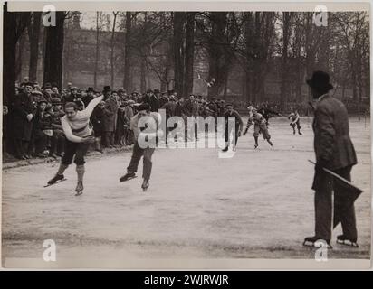 Giornata di sport invernali. "Arrivo di una gara di pattinaggio sul ghiaccio durante il festival degli sport invernali sul lago Saint-Mandé, Parigi (dodicesima arr.)". Fotografia di Georges Devred per l'agenzia Rol. 1929 Parigi, museo Carnavalet. 99525-9 piedi, pattinaggio Foto Stock