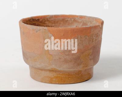 Gobelet. Terracotta rossa ricoperta di Céladon. Cina, sei dinastie (311-589). Parigi, museo Cernuschi. Arte cinese, ceramica cinese, contenente, dinastia Time Six, calice, contenitore, terracotta Foto Stock