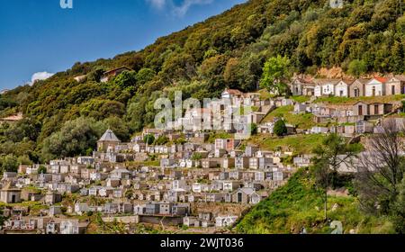 Cimitero a collina città di Olmeto a ripido pendio di Punta di Buturettu, Corse-du-Sud, Corsica, Francia Foto Stock