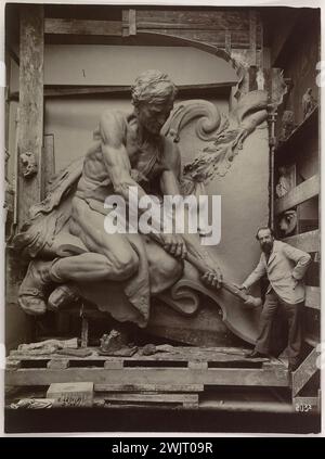 Costruzione della ferrovia metropolitana di Parigi: Modello Gank Terk di una delle figure del viadotto Passy. Parigi (15° arr.). "Linea 2 sud 7 luglio 1905 / viadotto Passy / motivo e decorazione dei timpani / modello in argilla da una delle figure". 1905-07-07. Fotografia anonima. 1905-07-07. Parigi, museo Carnavalet. 123881-11 Foto Stock