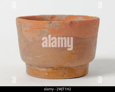 Gobelet. Terracotta rossa ricoperta di Céladon. Cina, sei dinastie (311-589). Parigi, museo Cernuschi. Arte cinese, ceramica cinese, contenente, dinastia Time Six, calice, contenitore, terracotta Foto Stock