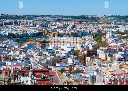 Vista sui tetti di Siviglia con Plaza de Toro della Maestranza reale di Siviglia sullo sfondo in Andalusia Siviglia Foto Stock