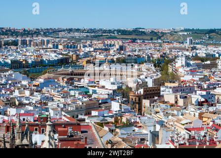 Vista sui tetti di Siviglia con Plaza de Toro della Maestranza reale di Siviglia sullo sfondo in Andalusia Siviglia Foto Stock