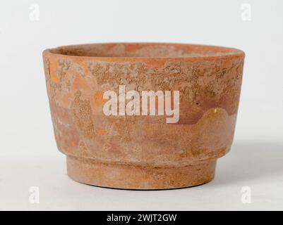 Gobelet. Terracotta rossa ricoperta di Céladon. Cina, sei dinastie (311-589). Parigi, museo Cernuschi. Arte cinese, ceramica cinese, contenente, dinastia Time Six, calice, contenitore, terracotta Foto Stock