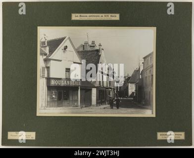 Vista di rue d'Arnetal, allineamento delle case, Vitry. "Le case anteriori al XIX secolo / situate nel dipartimento della Senna fuori dalle fortificazioni / le case in rue d'Arnetal". 1907-03. Fotografia di Séeberger Frères. 1907-03. Parigi, museo Carnavalet. 123879-18 Foto Stock