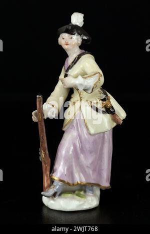 Anonimo. Giovane donna in costume da caccia, basato sul suo fucile. Porcellana, 1755. Parigi, museo Cognacq-Jay. 79169-17 arma, costume da caccia, in piedi, donna, fucile, porcellana, statuetta, stiva, vestito da caccia, 18 18 18 18 18 18 18 18 18 xviii secolo Foto Stock