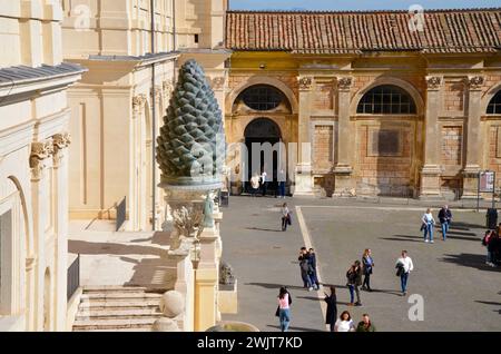 La fontana della pigna gigante cono di pino di bronzo nella città del vaticano roma capitale d'italia UE Foto Stock