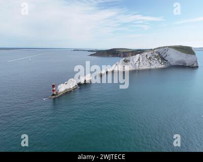 Vista iconica del faro di Needles Isola di Wight calmo giorno cielo blu drone, aereo Foto Stock