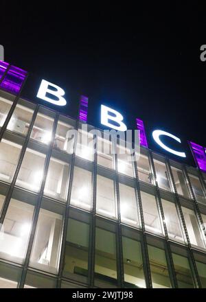 Glasgow Scozia: 11 febbraio 2024: Fiume Clyde di notte con l'edificio della BBC Scotland illuminato con la felicità dell'acqua. BBC Pacific Quay Foto Stock