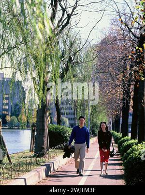 Giappone. Tokyo. Una giovane coppia che cammina nel parco. Foto Stock