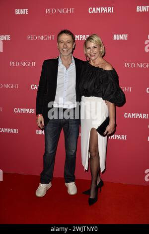 Guido Broscheit e Barbara Klein bei der RED NIGHT di CAMPARI e Buntee bei den 74. Internationalen Filmfestspielen a Berlino 16.02.2024 *** Guido Broscheit e Barbara Klein alla NOTTE ROSSA di CAMPARI e Buntee al Berlin International Film Festival 74 16 02 2024 Foto Stock