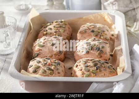 Panini di zucca fatti in casa con ingredienti ecologici. Panini e ingredienti nel forno. Foto Stock