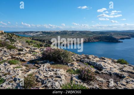 Vista dalla guardaroba di pietra calcarea a Marfa Ridge verso Mellieha, Malta Foto Stock