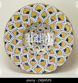 Motivi decorativi di piume di pavone, italiana Majolique de Deruta, prima metà del XVI secolo (volto). Ceramica. Museo di Belle Arti della città di Parigi, Petit Palais. 26973-4 ceramica, decorazione, Face, Italia, maiolica italiana, motivi decorativi, oggetti vari, penna pavone, piatto Foto Stock