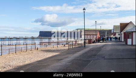 Una vista della spiaggia, del molo e del lungomare di Saltburn by the Sea, Inghilterra, Regno Unito Foto Stock